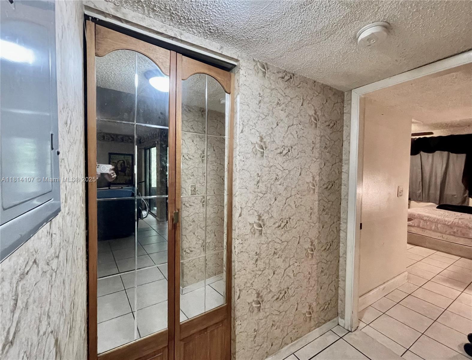 LAKESHORE CONDO #4 - Residential