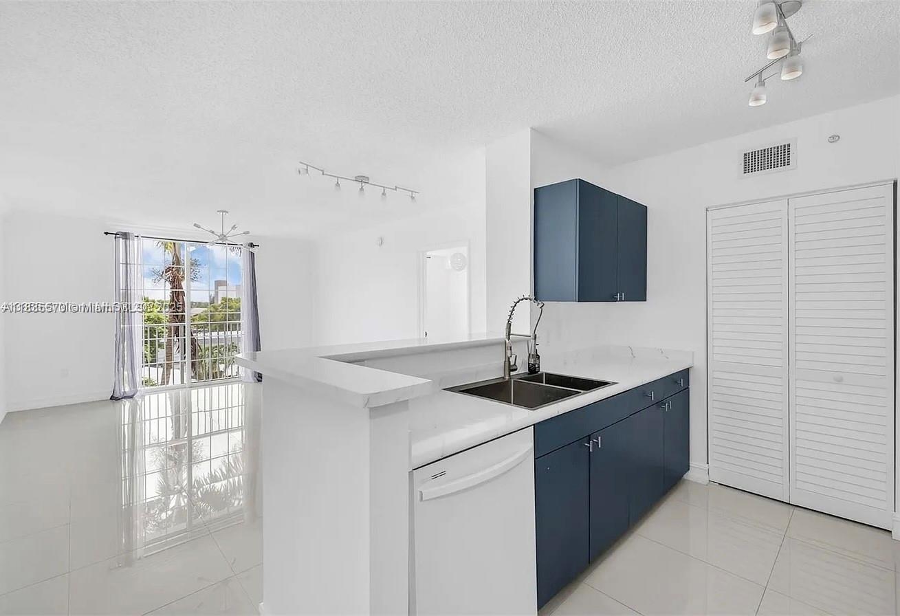 Completely Remodeled 2/2 With Washer/Dryer In Unit. AC 4 Years Old. Porcelain Tile Floors Throughout. Split Floorplan. Each Bedroom Has Walk In Closets. Boutique Style Building With Pool, Spa, Gym & BBQ Area. Pet Friendly! Centrally Located In Downtown Hollywood. Walkable Neighborhood With Arts Park, Grocery Store, Shops, Restaurants, Bars/Lounges. Less Than 3 Miles To Hollywood Beach. Well Maintained + Managed Property.
*New Stainless Steel Dishwasher Installed This Year After Pictures Taken