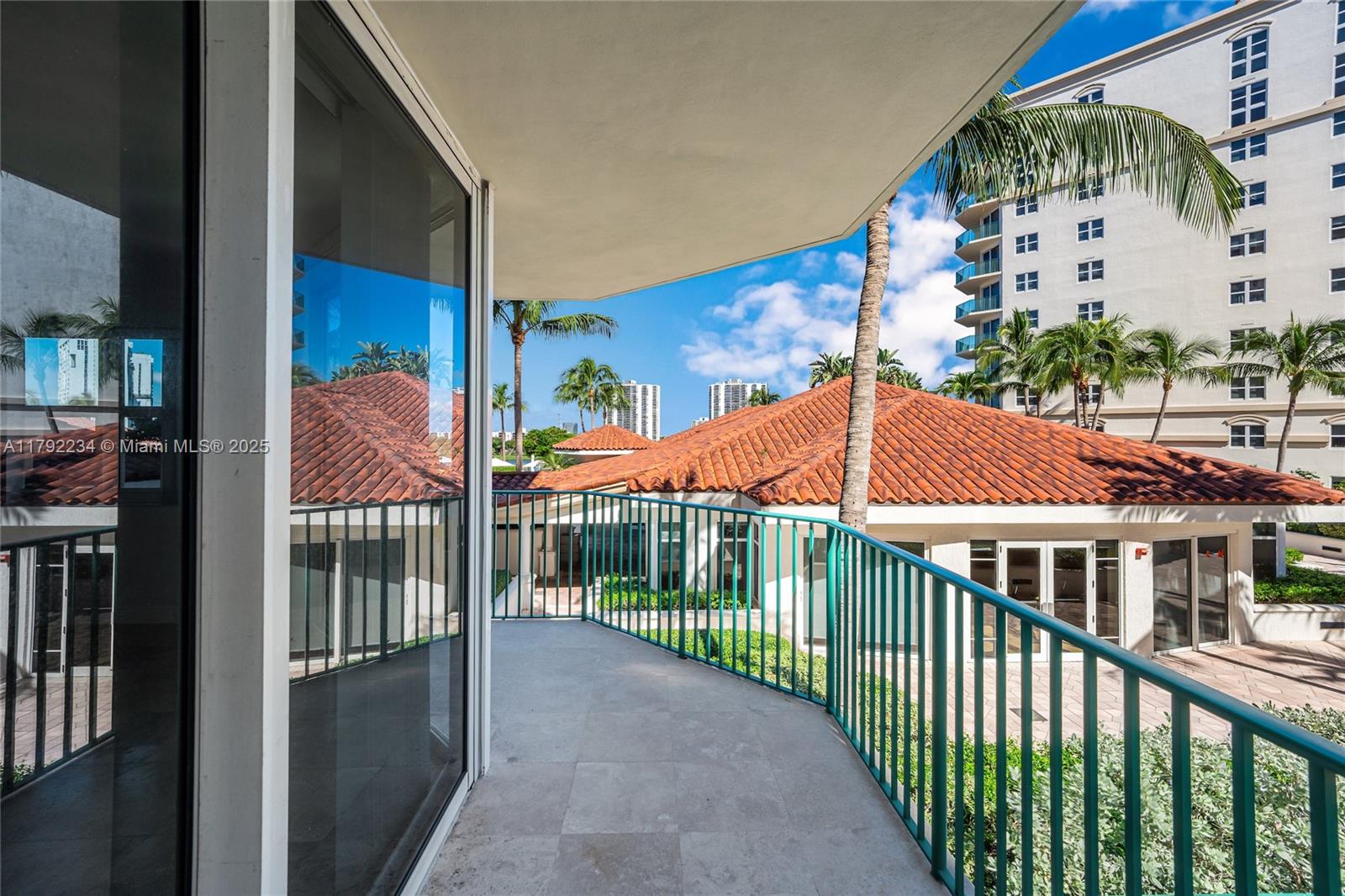 View photos, virtual tours, details... 19900 E Country Club Dr 612