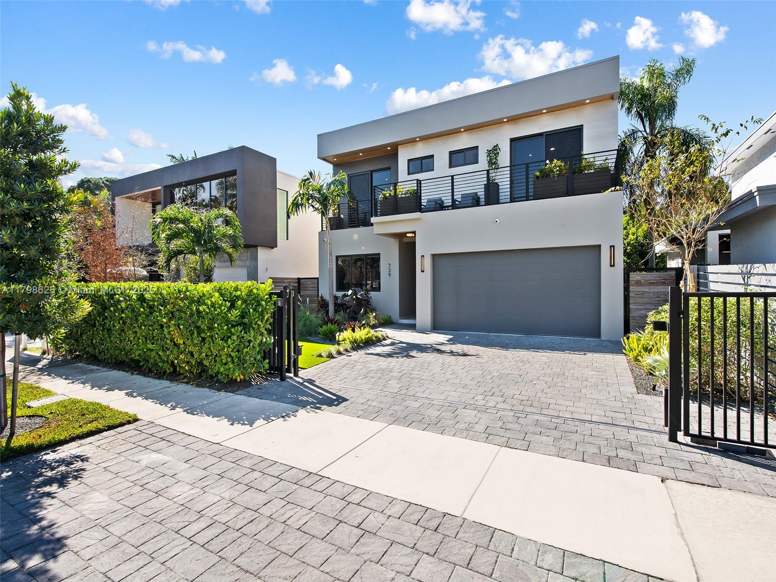 739 NE 17th Way