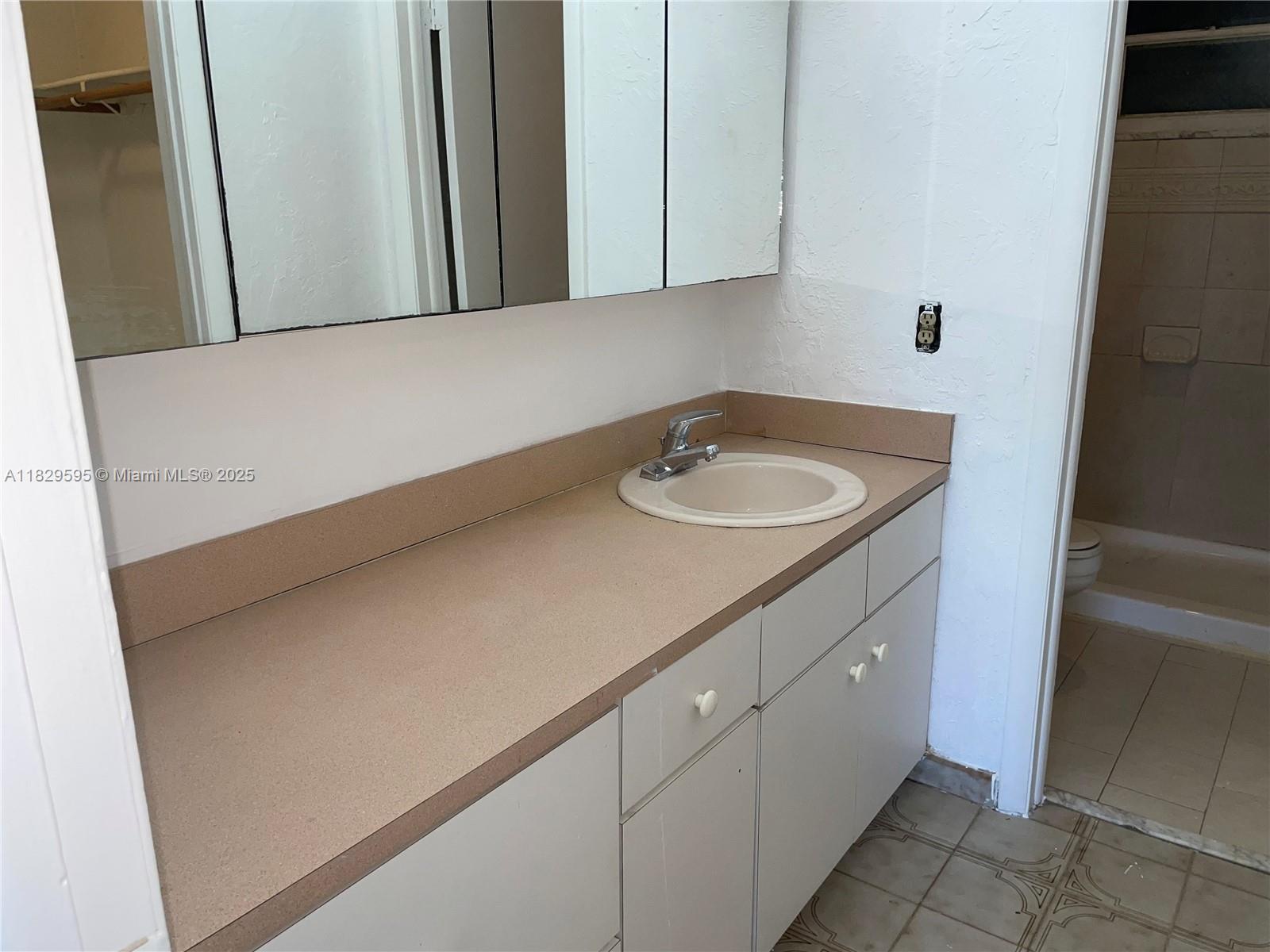 3181 SW 13th St 403