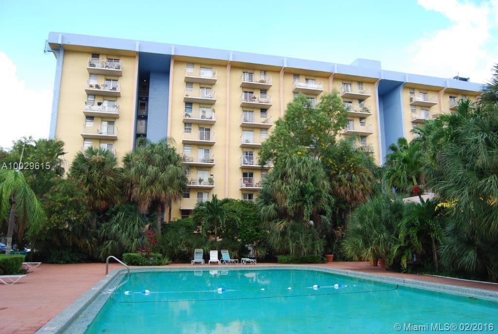 NICE CONDO AT THE GATED COMMUNITY OF YOLANDA VILLAS. COMPLETELY REMODELED, CERAMIC FLOOR ALL OVER, NEW STAINLESS STEEL APPLIANCES,EXCELENT LOCATION...
