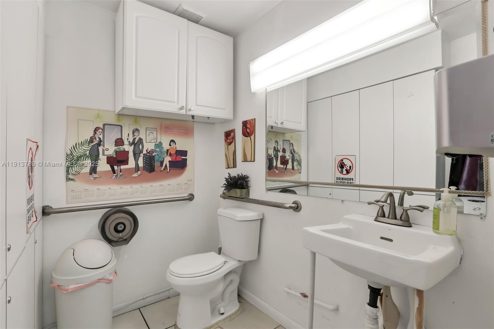 Main image without alt text