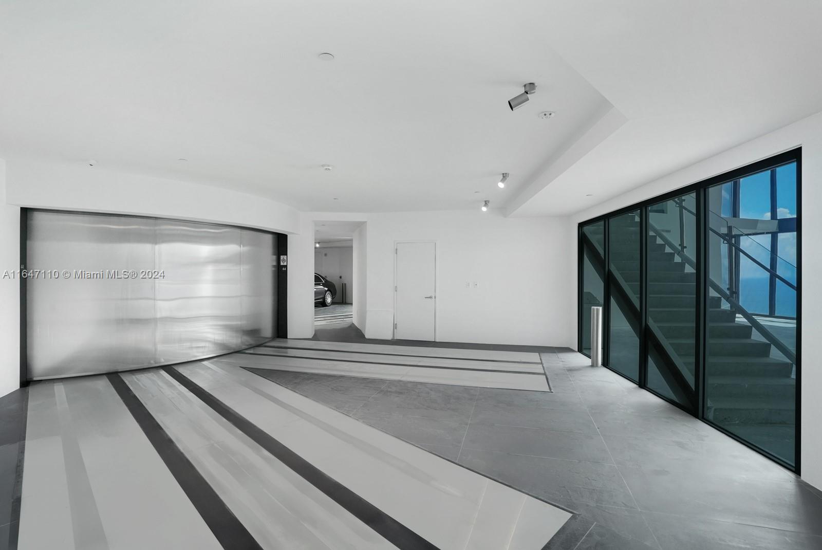 18555 COLLINS AVENUE COND - Residential