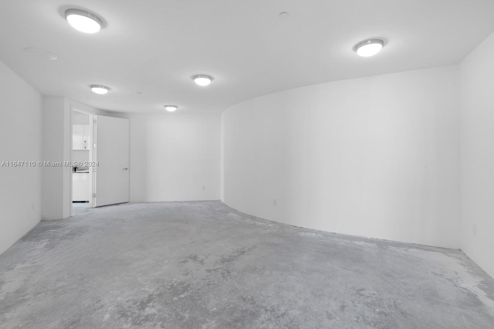 18555 COLLINS AVENUE COND - Residential