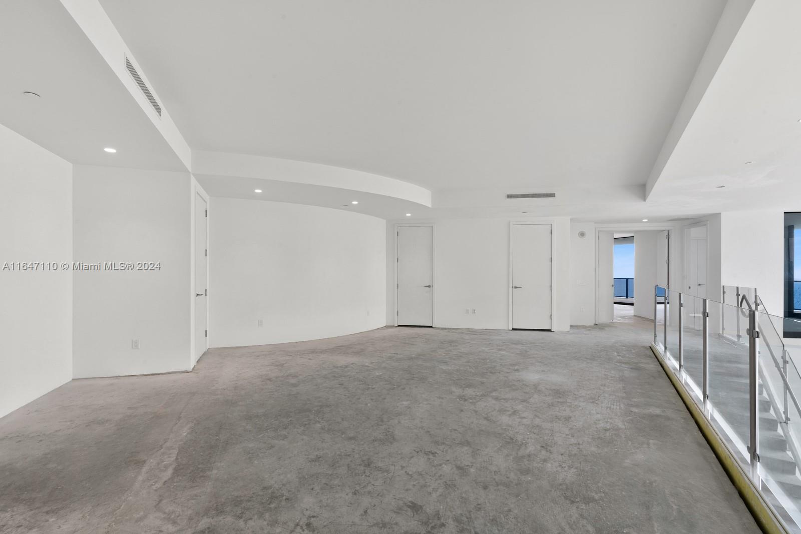 18555 COLLINS AVENUE COND - Residential