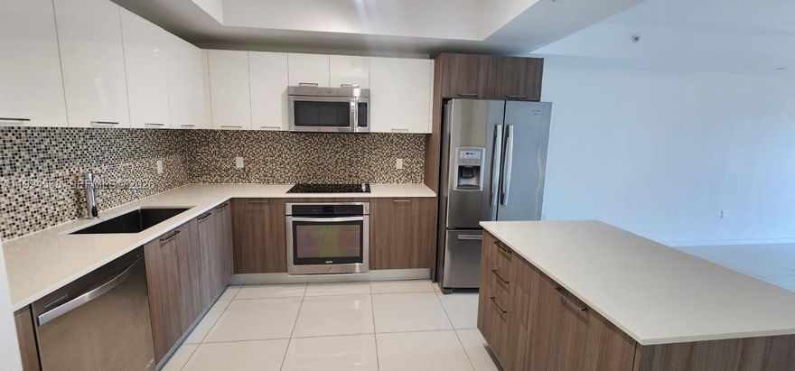 MUST SEE! VERY LUMINOUS AND SPACIOUS 1 BED / 1 BATH IN THE MIDDLE OF DOWNTOWN DORAL. A 2 MINUTES WALK TO ALL THE AMAZING RESTUARANTS AND OTHER PLACES THAT ARE A DELIGHT. STAINLESS STEEL APPLIANCES. TILE ACROSS THE UNIT. ONE PARKING SPACE, ADDITIONAL SPACES AVAILABLE THROUGH
PURCHASE OF PARKING PASS THIS BUILDING HAS A POOL AND A GYM ALL IN THE SAME BUILDING.