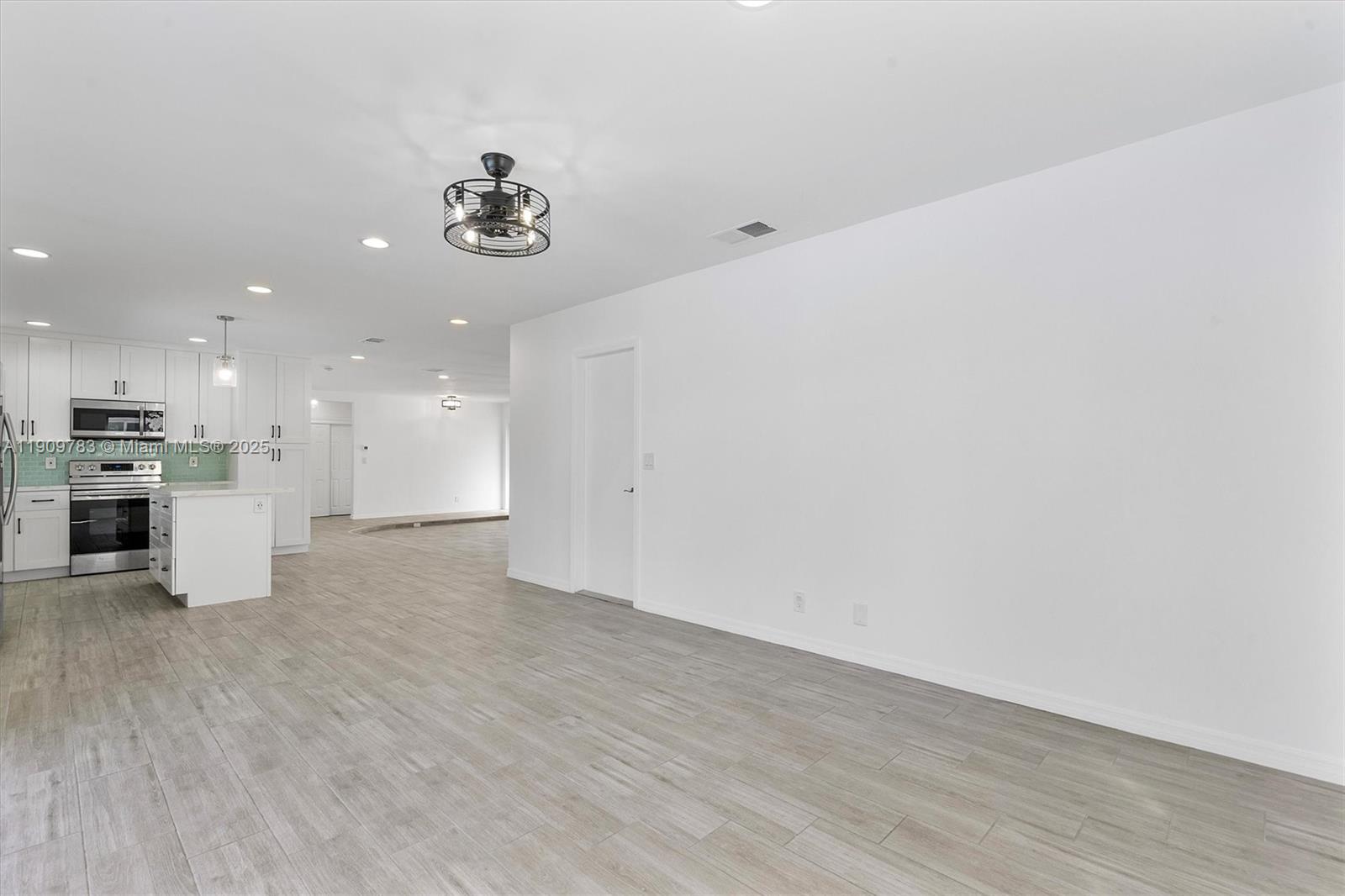 HOLLYWOOD HILLS - Residential Lease