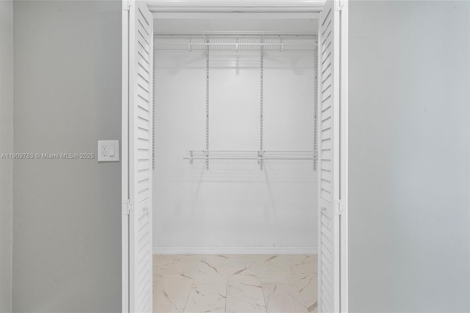 HOLLYWOOD HILLS - Residential Lease