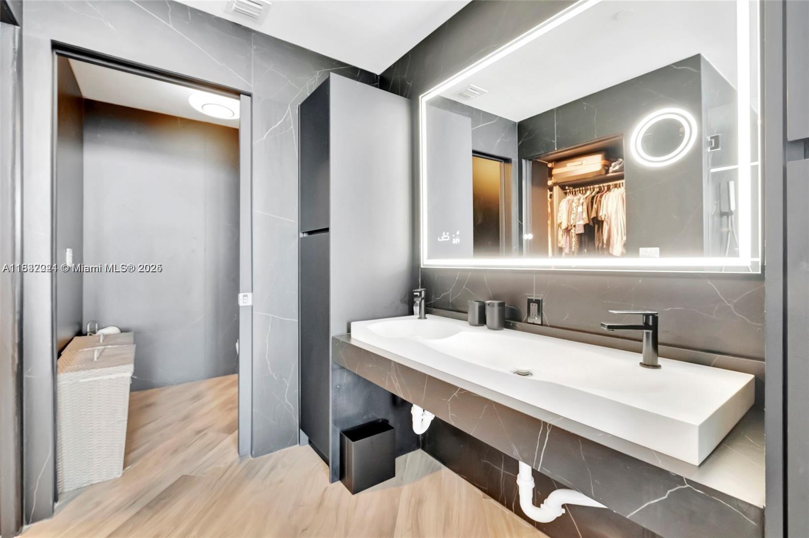 PARAMOUNT BAY CONDO - Residential