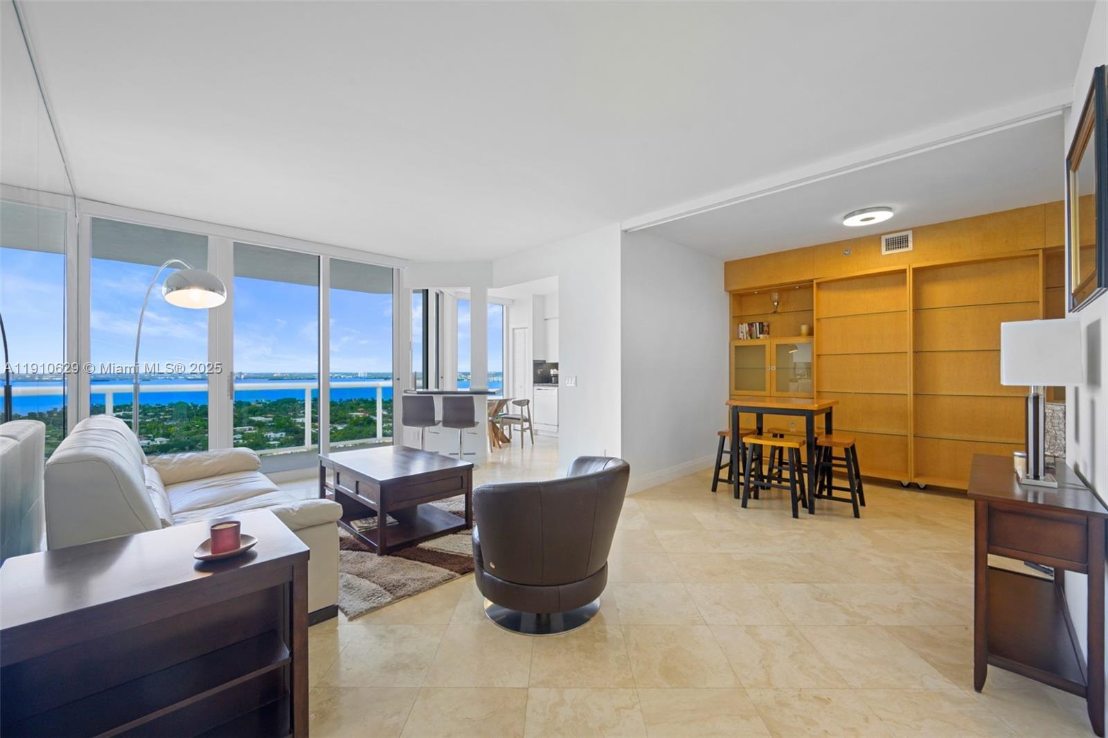 4779 Collins Ave 3206