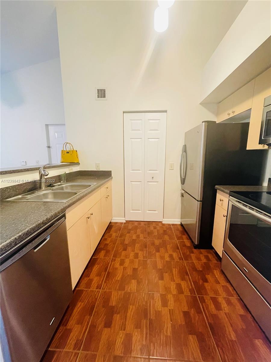 EMERALD ISLE AT LAGUNA LA - Residential Lease