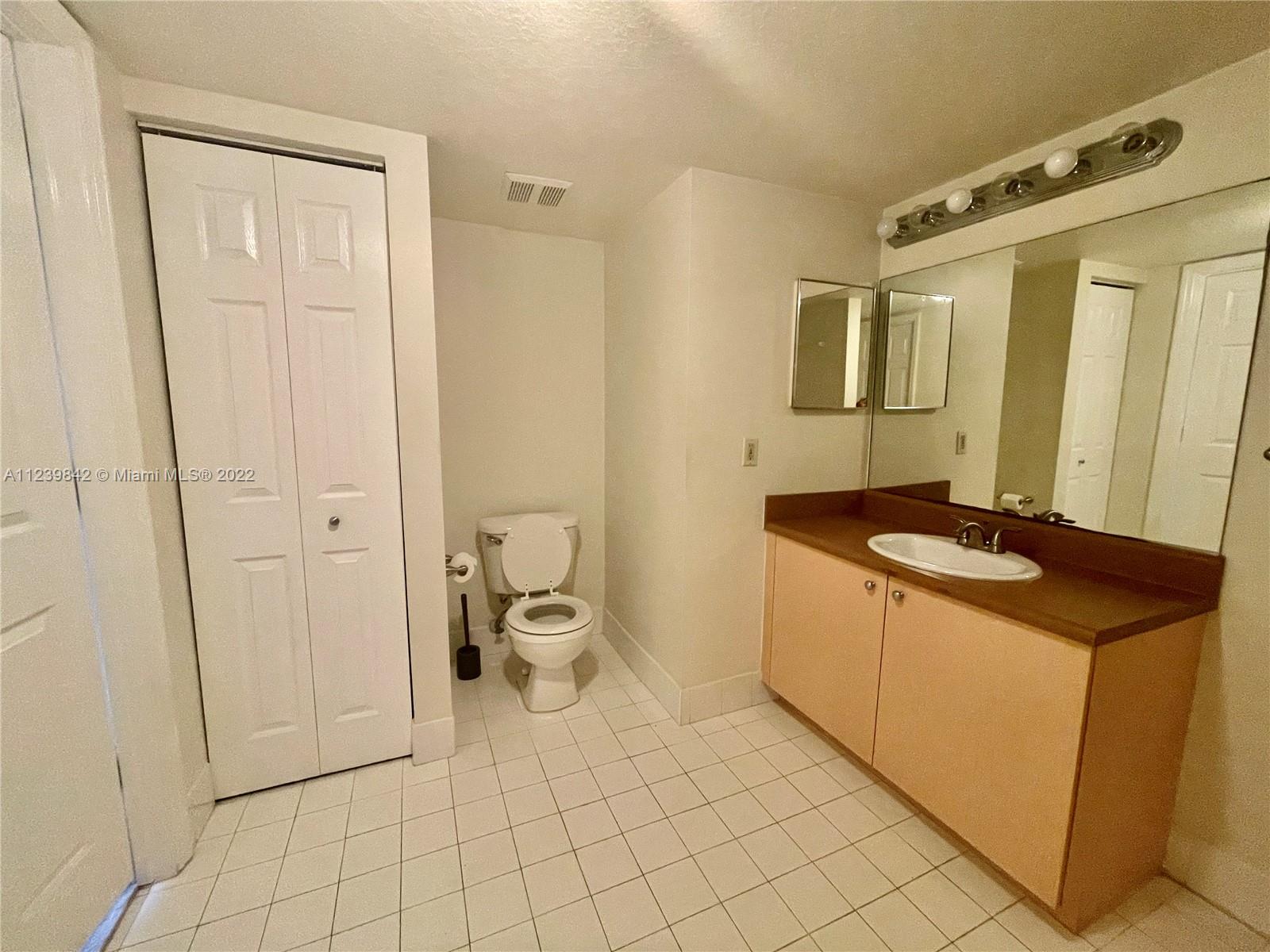 EMERALD ISLE AT LAGUNA LA - Residential Lease