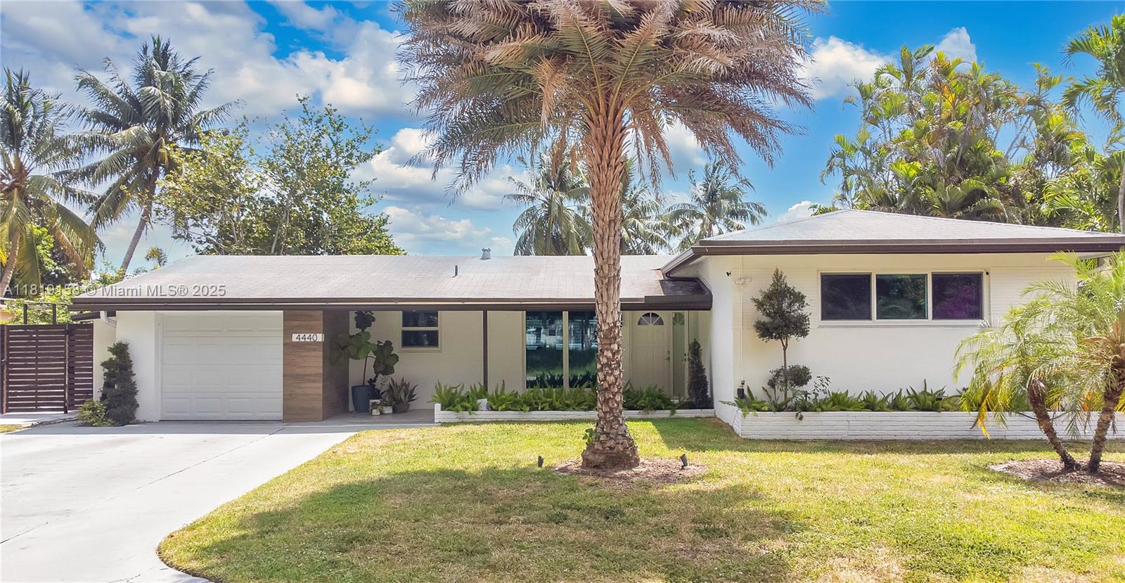 Rental Property at 4440 Sw 28th Ter, Dania Beach, Miami-Dade County, Florida - Bedrooms: 3 
Bathrooms: 2  - $5,500 MO.