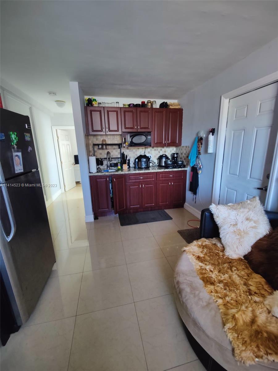 One bedroom one bath efficiency! Independent access and one parking.
Preferably one person or a couple.
All utilities & internet included.
(No smoking of any kind)