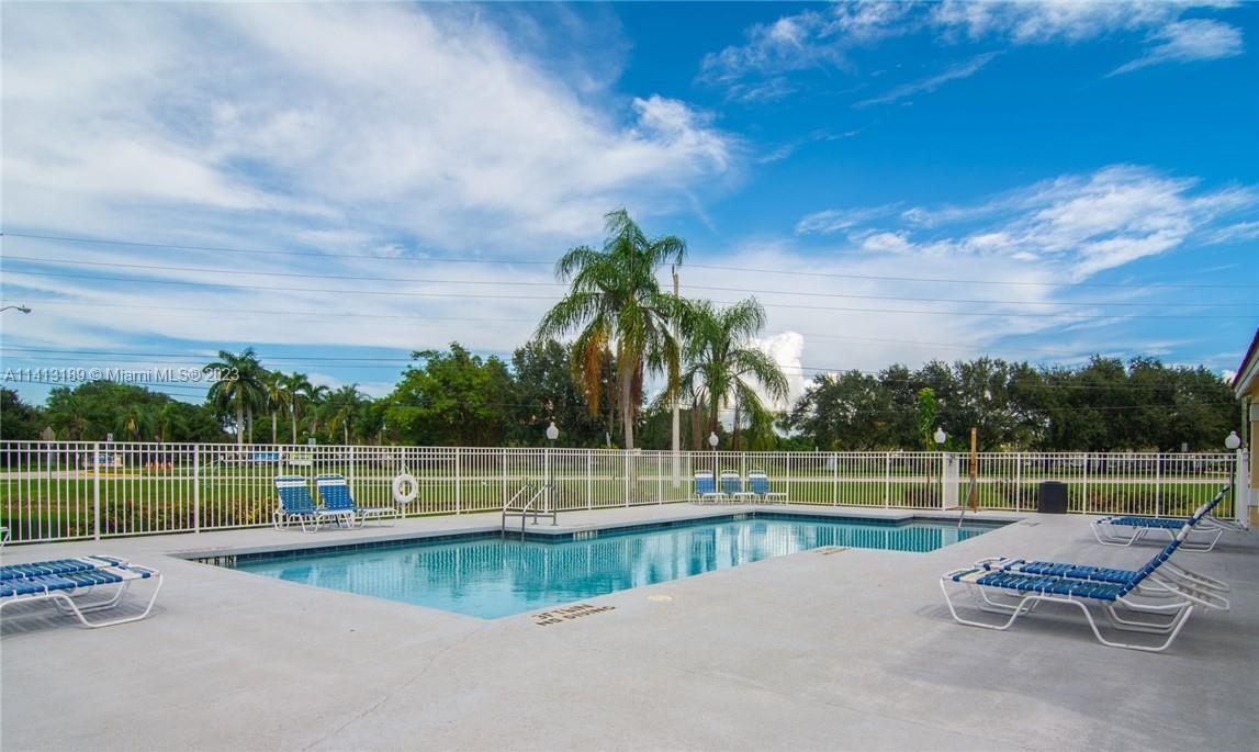 A FEW MINUTES AWAY FROM SAWGRASS MILS MALL, schools A+ kitchen with all appliances secund floor beautiful amenities close to 595