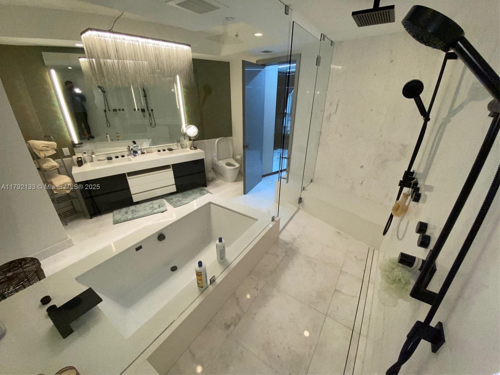 18555 COLLINS AVENUE COND - Residential