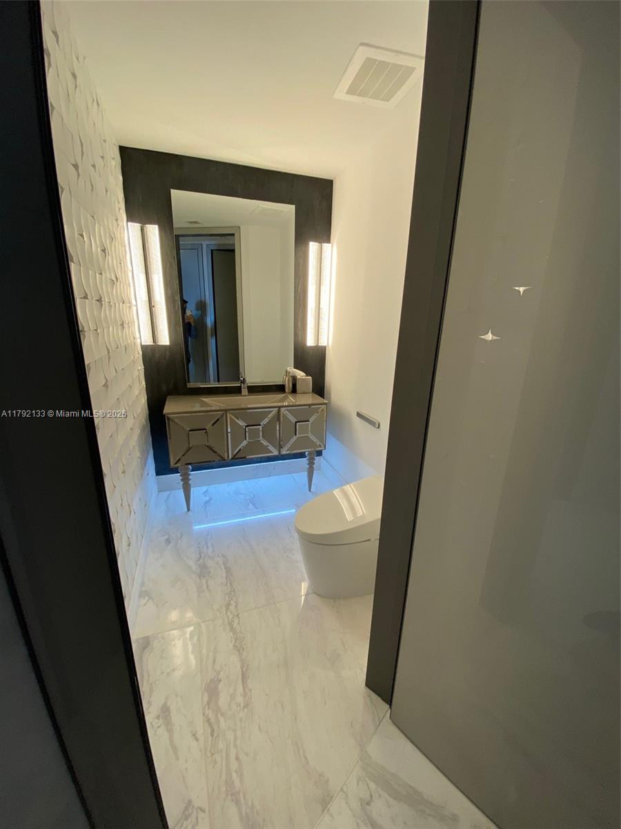 18555 COLLINS AVENUE COND - Residential