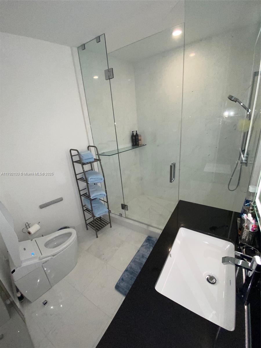 18555 COLLINS AVENUE COND - Residential
