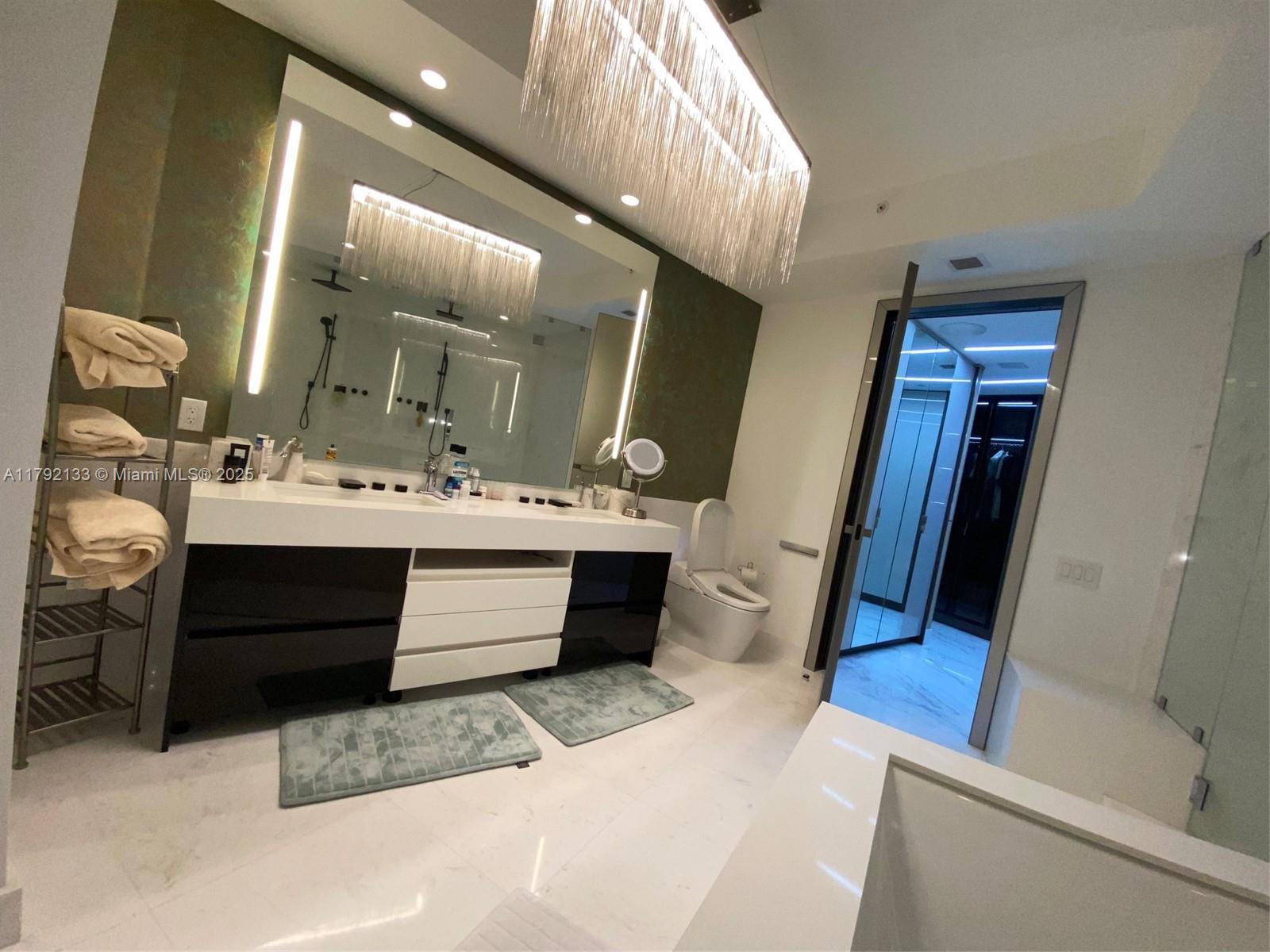 18555 COLLINS AVENUE COND - Residential