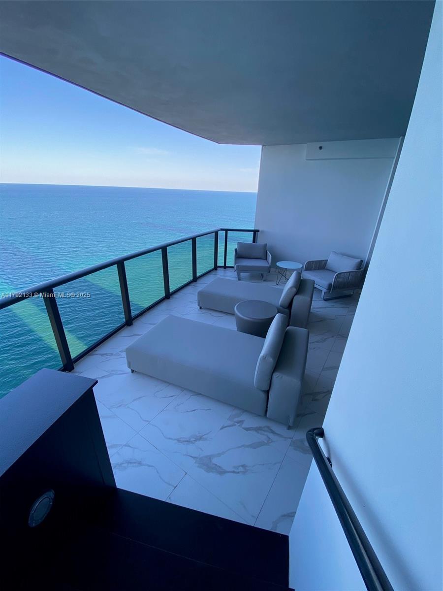 18555 COLLINS AVENUE COND - Residential