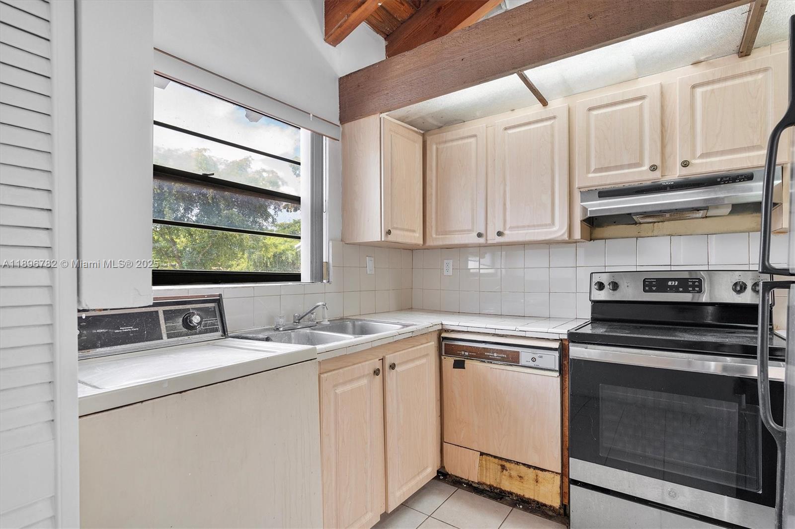LA ARBOLEDA VILLAGE CONDO - Residential