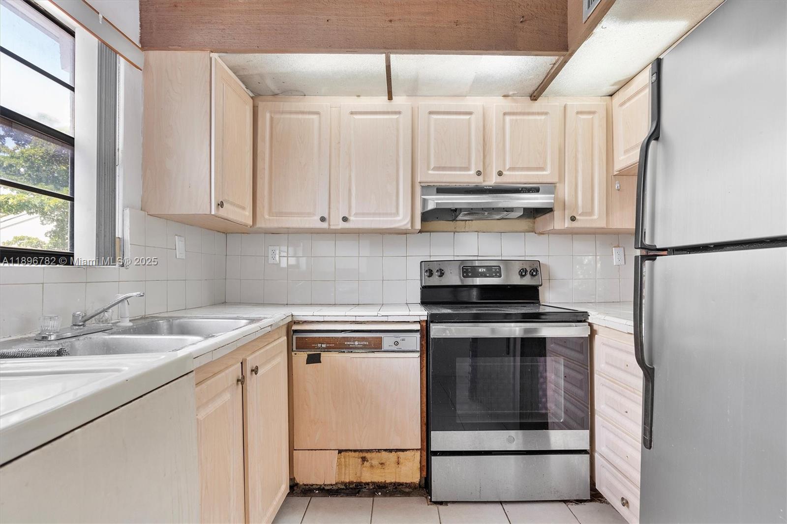 LA ARBOLEDA VILLAGE CONDO - Residential