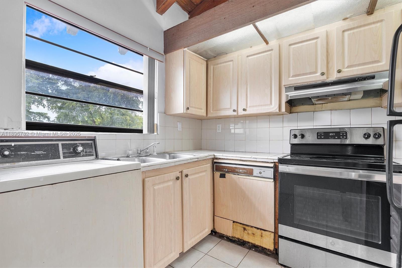 LA ARBOLEDA VILLAGE CONDO - Residential