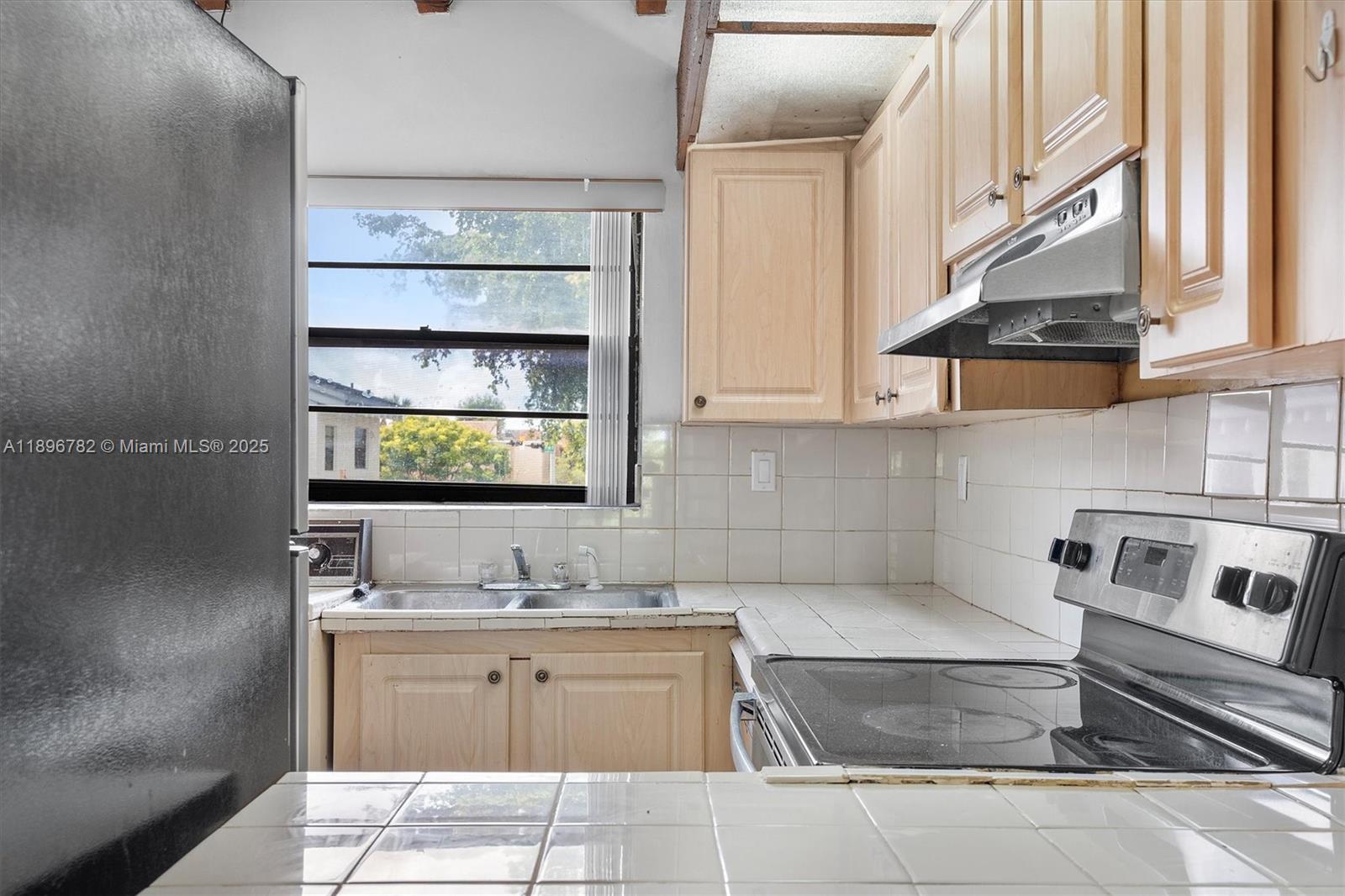 LA ARBOLEDA VILLAGE CONDO - Residential