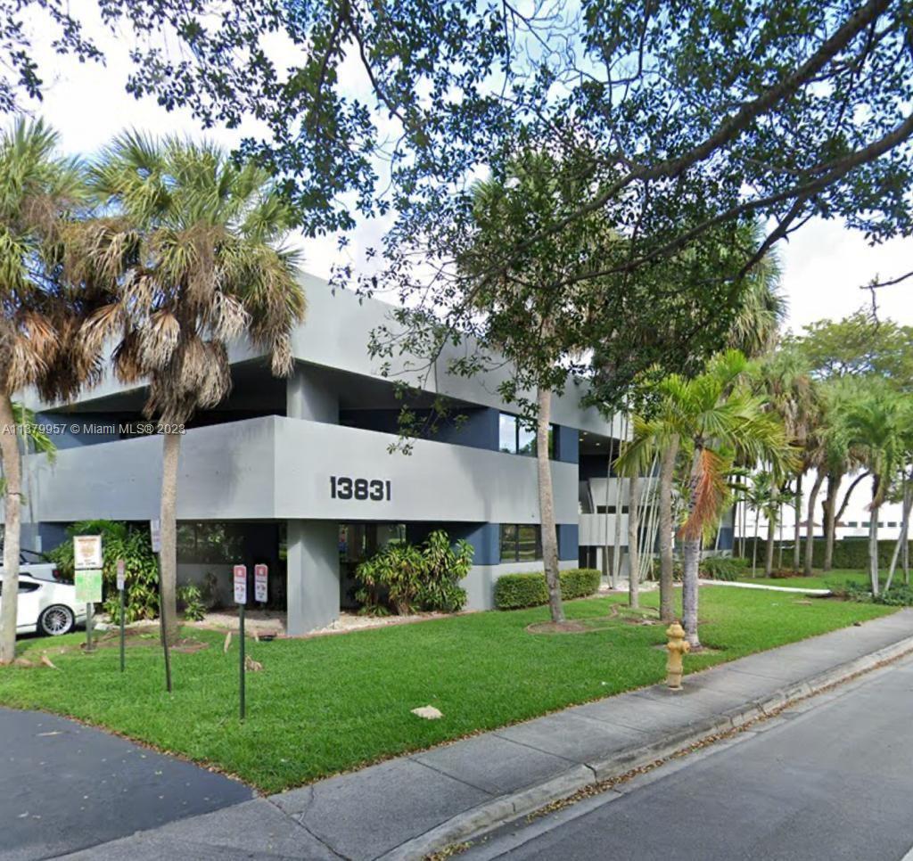 Excellent opportunity to rent a very spacious office that overlooks a beautiful golf course. The property has been completely updated with fresh paint, making it a modern and comfortable space to work in. The layout of the office consists of six rooms, including a reception area, a filing room, and a big terrace. With its great layout, you'll be able to get your work done efficiently and comfortably. If you're interested in renting a private office suite, the property can be subdivided and rented separately. This flexibility allows you to customize the space to fit your specific needs. Not only is the office space excellent, but the location is also ideal.