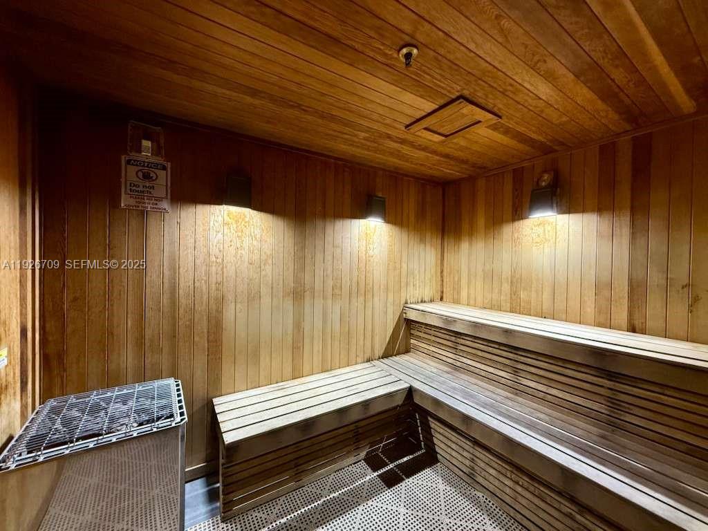 BEACH CLUB CONDO - Residential Lease