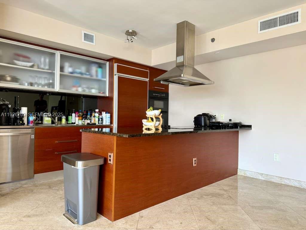 BEACH CLUB CONDO - Residential Lease