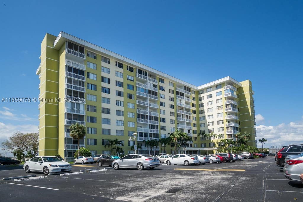 Photo of 4400 Hillcrest Dr #520C, Hollywood, FL 33021 (MLS # A11859078)