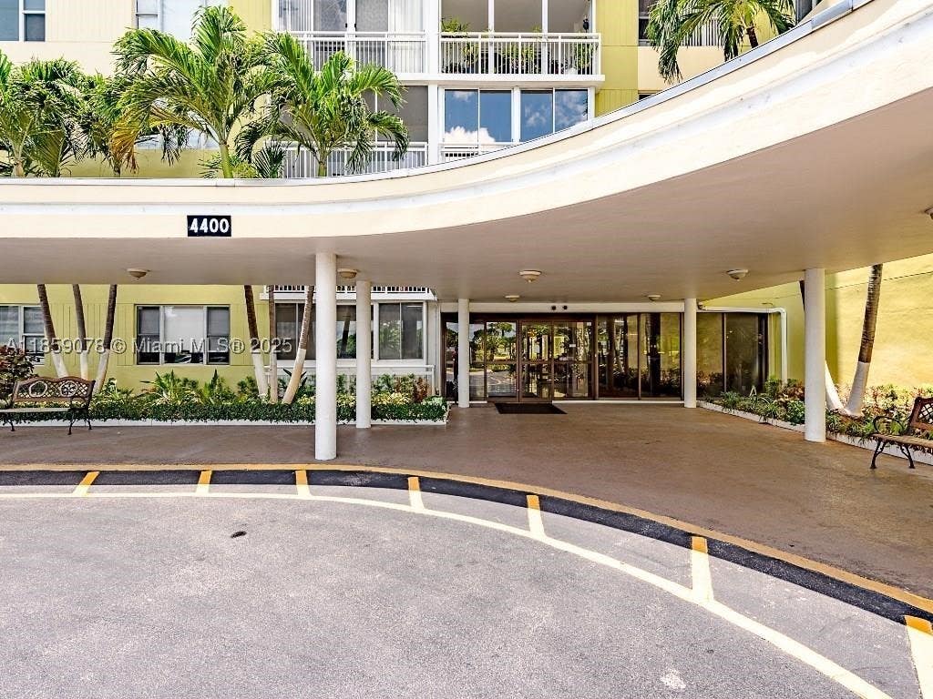 Photo of 4400 Hillcrest Dr #520C, Hollywood, FL 33021 (MLS # A11859078)