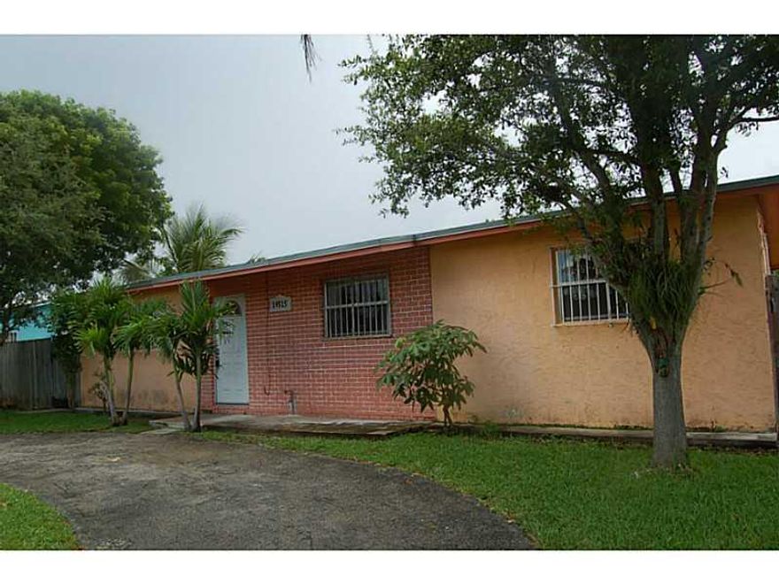 PERFECT STARTER HOME LOCATED IN THE HOMESTEAD AREA , SPACIOUS LIVING ROOM AND PATIO. PROPERTY IS LOCATED NEAR SHOPPING CENTERS & SCHOOLS.  AS IS. HOMESTEPS PROPERTY ELIGIBLE UNDER FREDDIE MAC FIRST LOOK INITIATIVE THROUGH  AUGUST 25, 2014. INVESTORS AND S ECOND HOME PURCHASES OFFERS WILL NOT BE CONSIDERED FOR NEGOTIATION  FOR THE FIRST 20 DAYS.