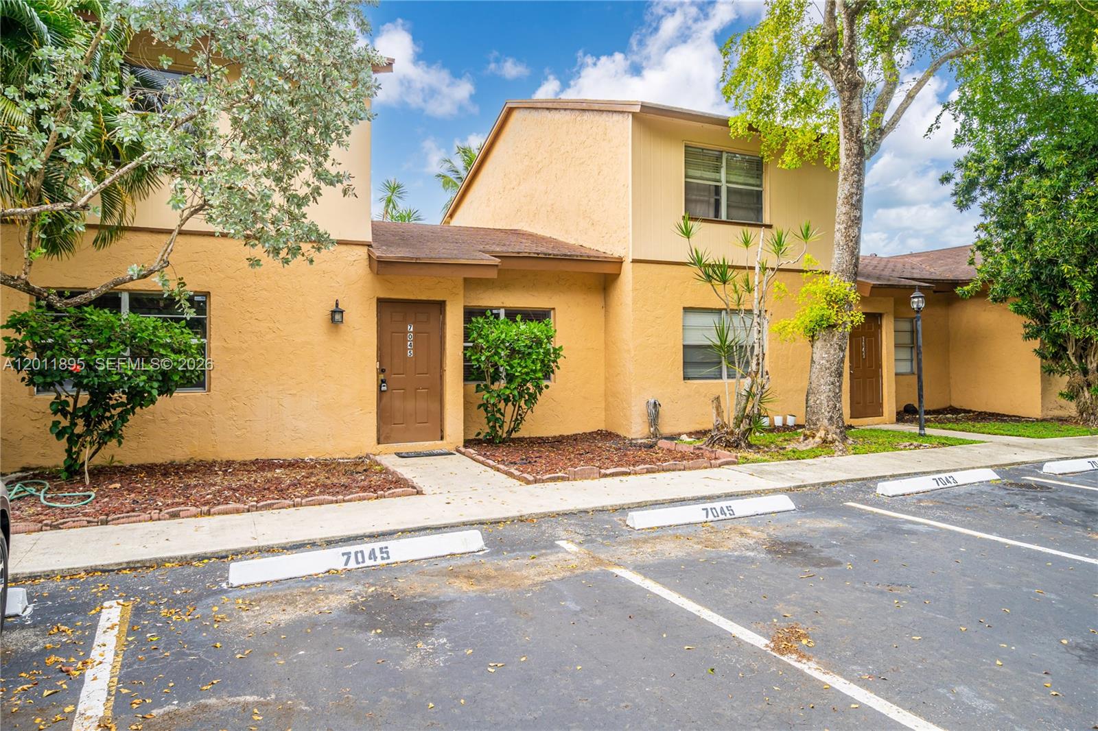 APPLE CREEK - Residential