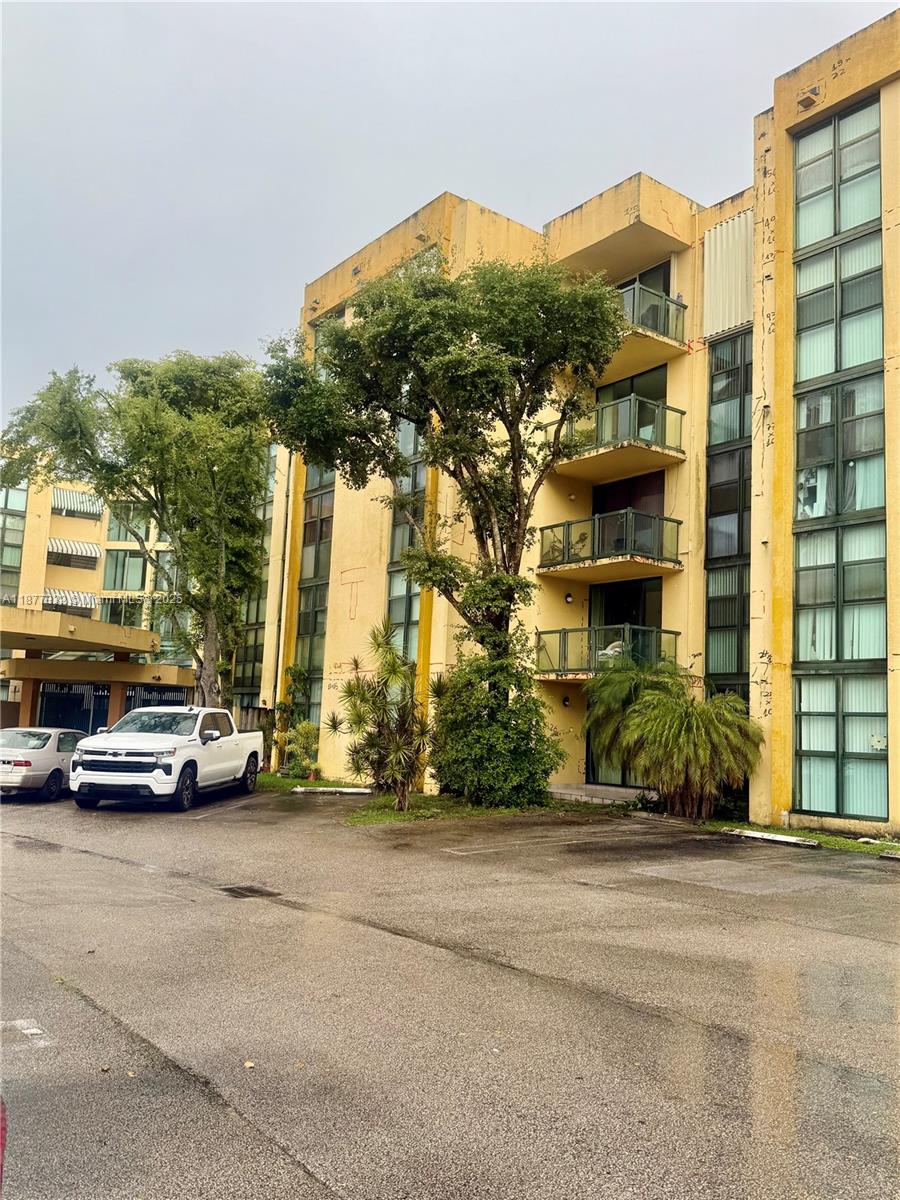 1-bedroom, 1-bathroom first-floor apartment with a private patio. Conveniently located near supermarkets and shops.