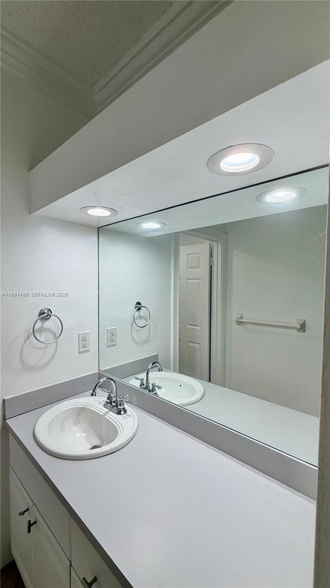 LINCOLN VIEW CONDO - Residential Lease