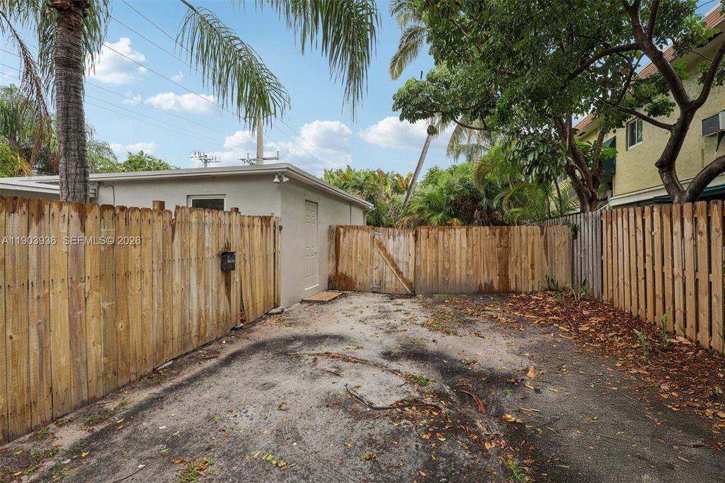 Photo of 1213 NE 13th St, Fort Lauderdale, FL 33304 (MLS # A11903936)