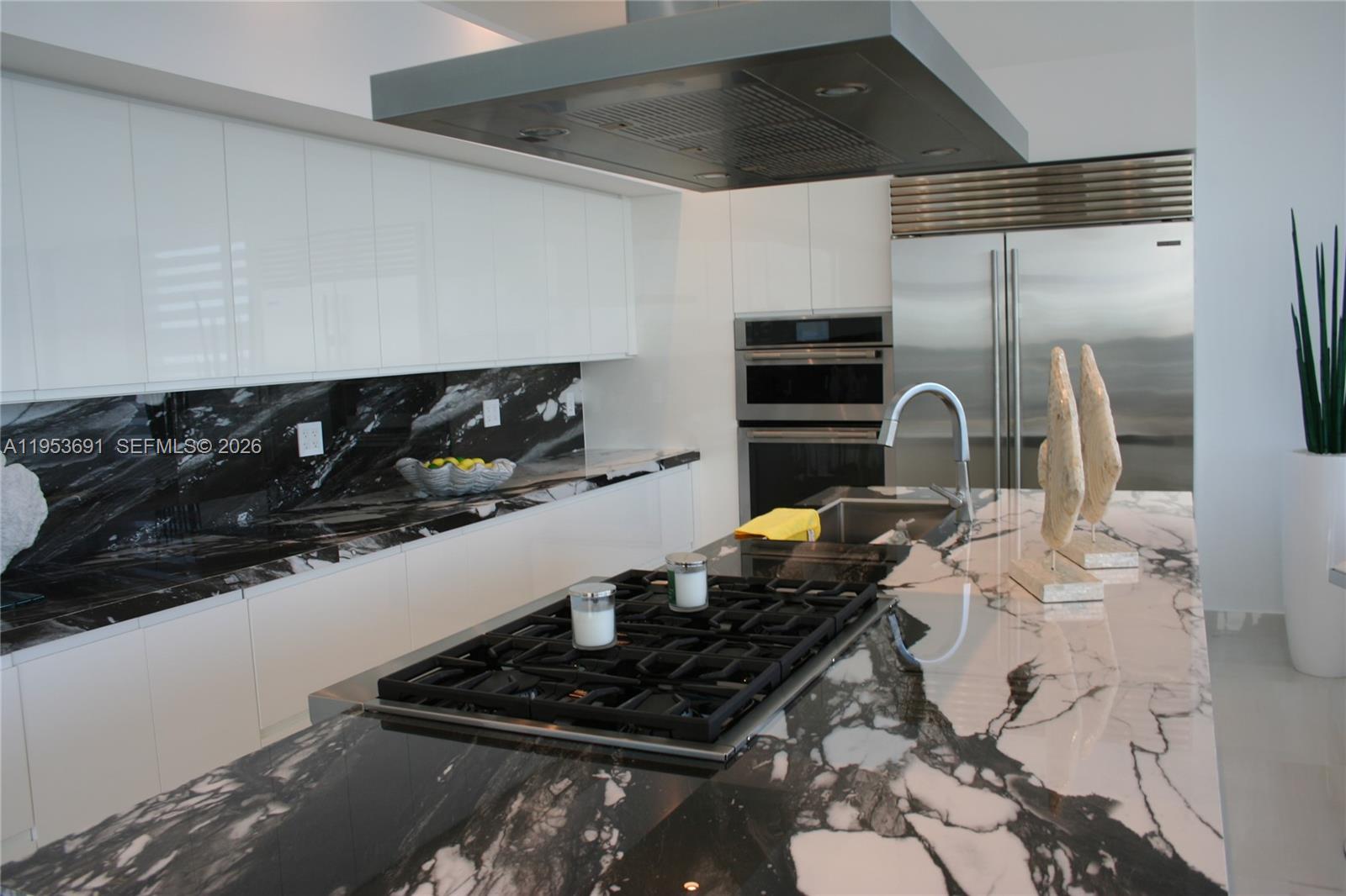 TROPICAL BAY - Residential