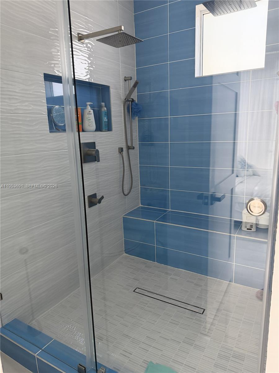 TROPICAL BAY - Residential