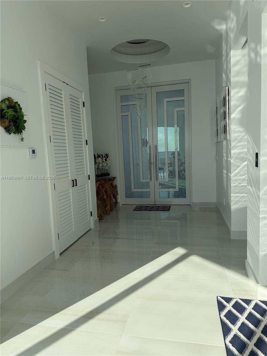 TROPICAL BAY - Residential