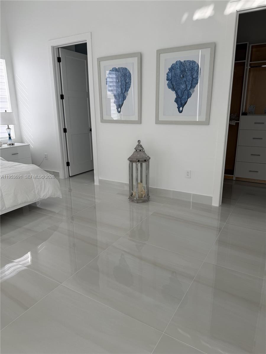 TROPICAL BAY - Residential