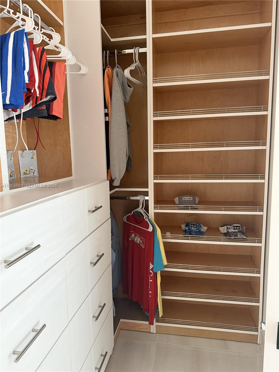 TROPICAL BAY - Residential