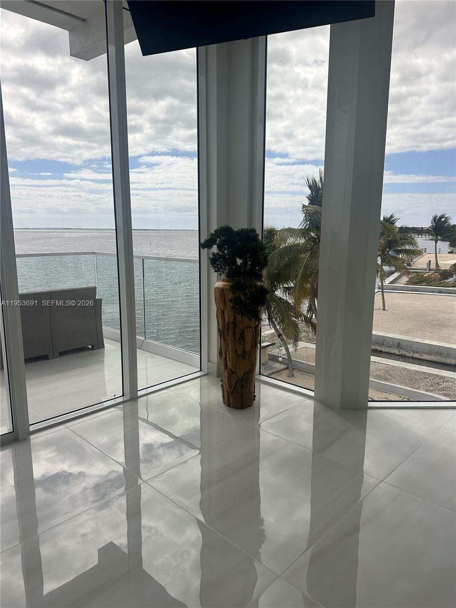 TROPICAL BAY - Residential