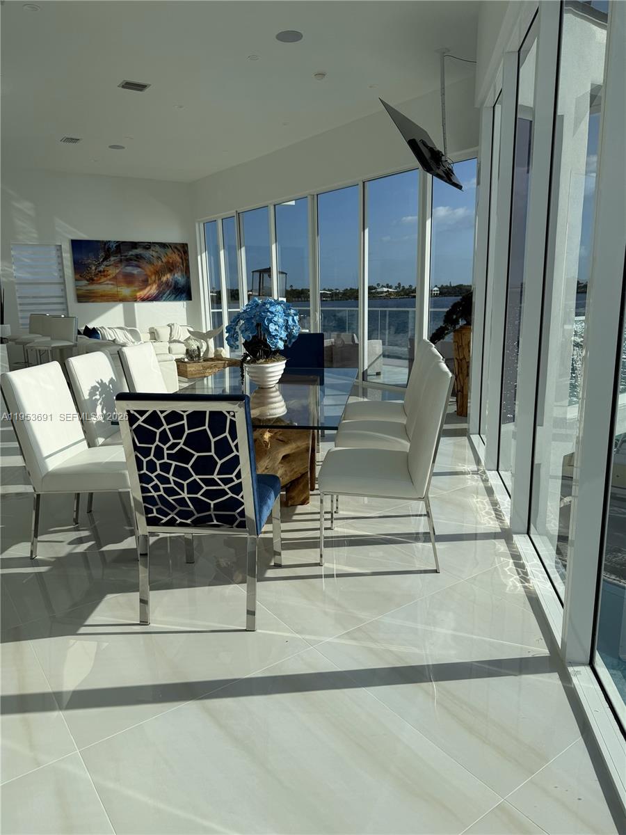 TROPICAL BAY - Residential