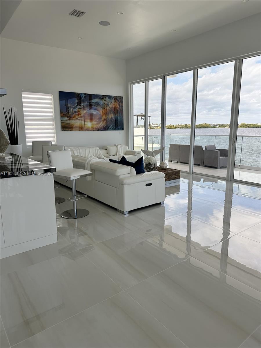 TROPICAL BAY - Residential