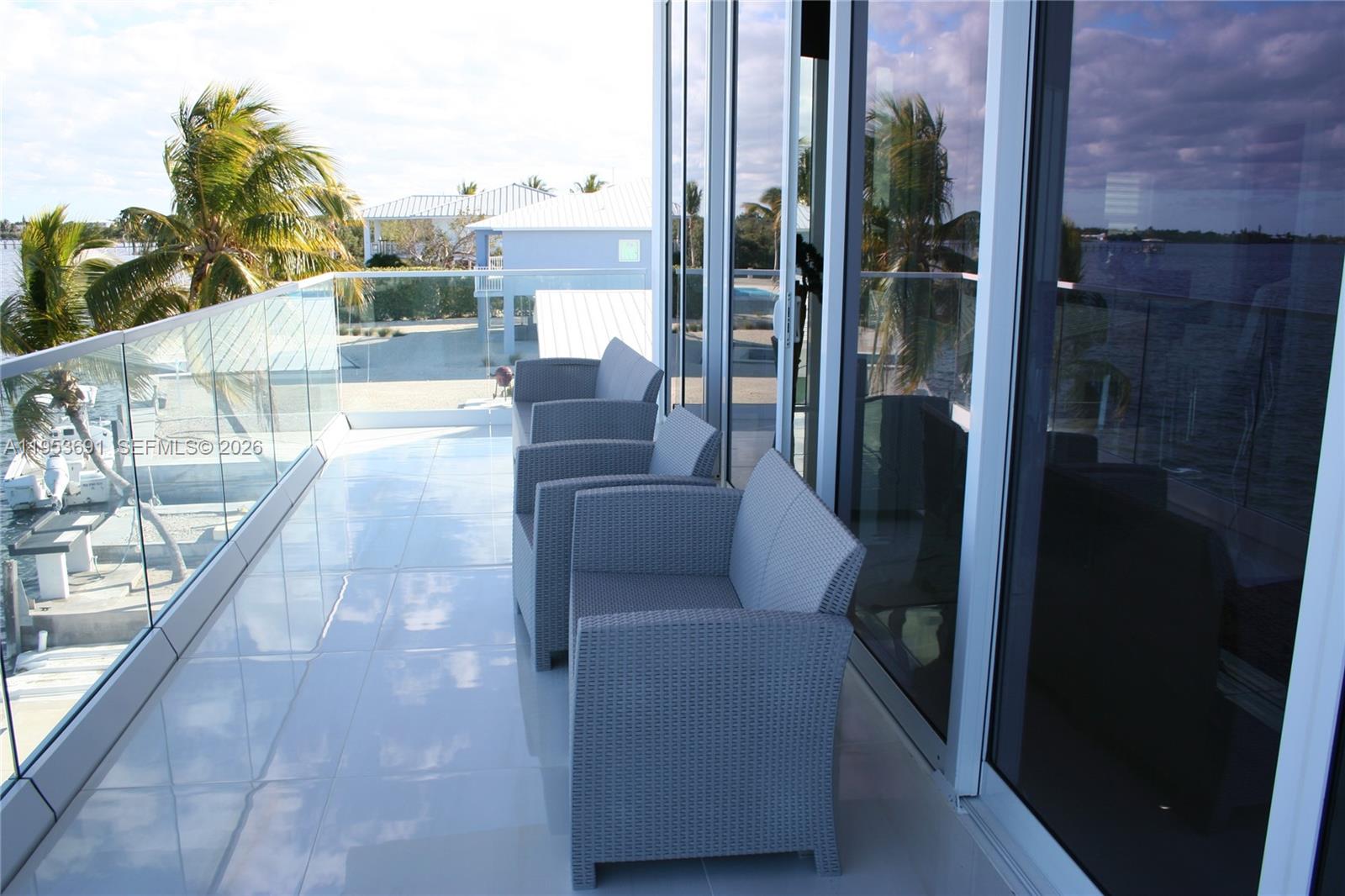 TROPICAL BAY - Residential