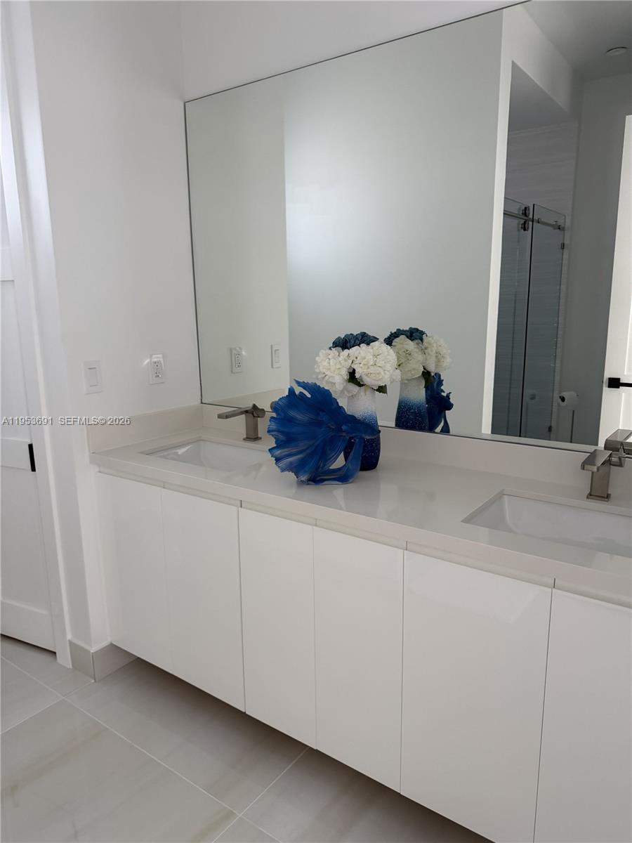 TROPICAL BAY - Residential