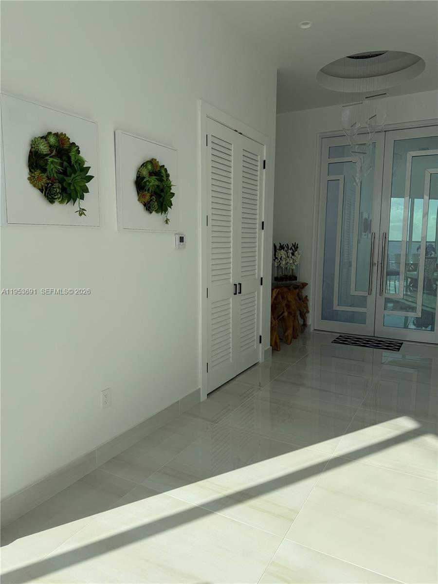 TROPICAL BAY - Residential